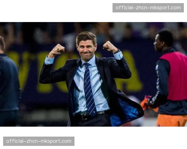 特写:前法国国脚,现克莱蒙队主教练在教练席的激情指挥瞬间 特写:前法国国脚,现克莱蒙队主教练在教练席的激情指挥瞬间