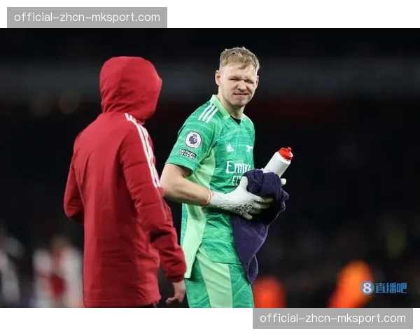 伊蒂哈德球场因球迷投掷杂物比赛中断五分钟 伊蒂哈德球场因球迷投掷杂物比赛中断五分钟