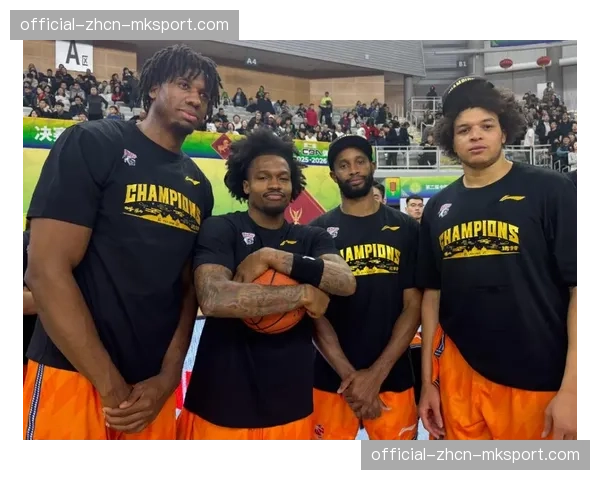 上海久事两大外援洛夫顿和怀特塞德伤病恢复不达预期